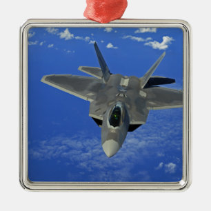 Ornamento De Metal Um Raptor F-22 da Força Aérea dos EUA em voo perto