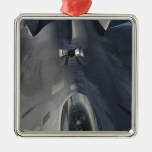 Ornamento De Metal Um raptor F-22 move-se na posição para receber f