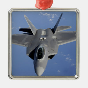 Ornamento De Metal Um raptor F-22 move-se na posição para receber f
