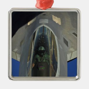 Ornamento De Metal Um raptor F-22 recebe o combustível de um KC-135