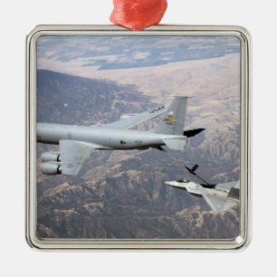 Ornamento De Metal Um raptor F-22 recebe o combustível de um KC-135
