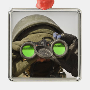 Ornamento De Metal Um soldado afegão faz a varredura do horizonte