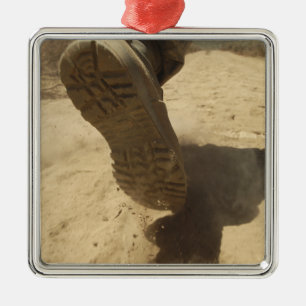 Ornamento De Metal Um soldado dos E.U. anda ao longo de um trajeto da