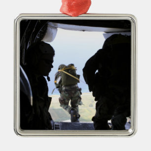 Ornamento De Metal Um Soldado executa um salto de linha estática