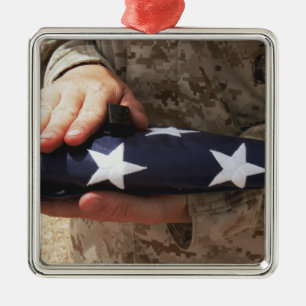 Ornamento De Metal Um soldado guardara a bandeira dos Estados Unidos