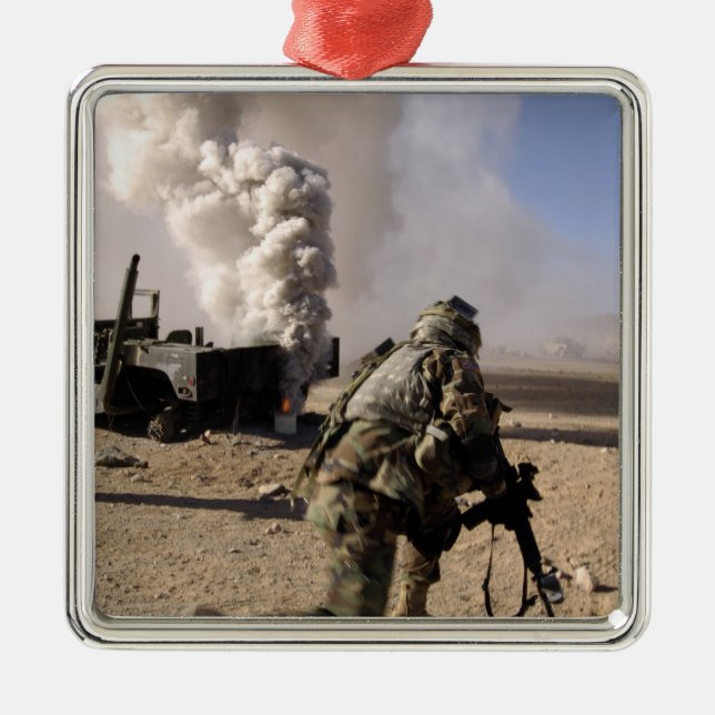 Ornamento De Metal Um Soldado reage a um explosivo controlado (Frente)