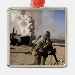Ornamento De Metal Um soldado reage ao explos controlados