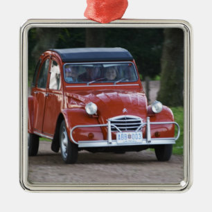 Ornamento De Metal Um velho Citroen 2CV vermelho com uma mulher sorri