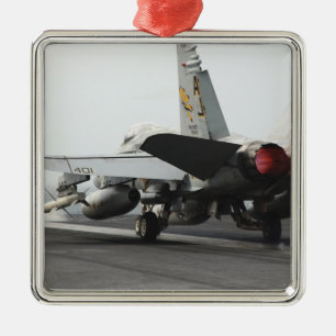 Ornamento De Metal Um zangão de F/A-18C lança-se da plataforma de v