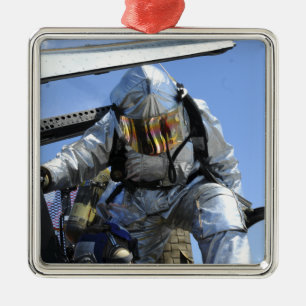 Ornamento De Metal Uma broca do salvamento é executada na plataforma