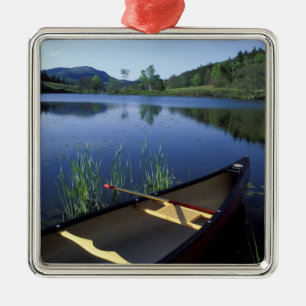 Ornamento De Metal Uma canoa repousa na margem do Little Long Pond