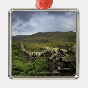 Ornamento De Metal Uma cerca de pedra através dos campos