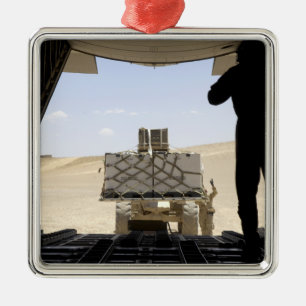 Ornamento De Metal Uma empilhadeira carrega carga em um Hércules C-13