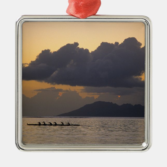 Ornamento De Metal Uma equipe de canoa outrigger pratica na costa (Frente)