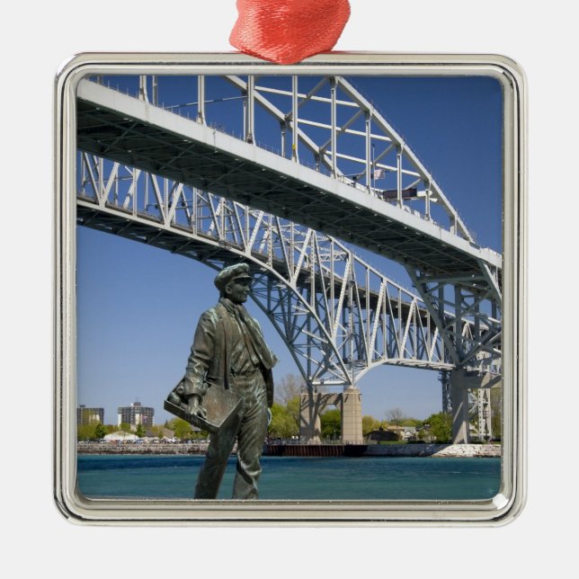 Ornamento De Metal Uma estátua de Thomas Edison pelo artista local (Frente)