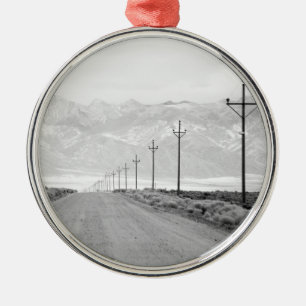 Ornamento De Metal Uma estrada solitária e montanhas das linhas
