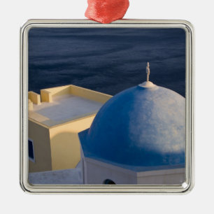 Ornamento De Metal Uma Igreja Ortodoxa perto do mar, Oia Santorini