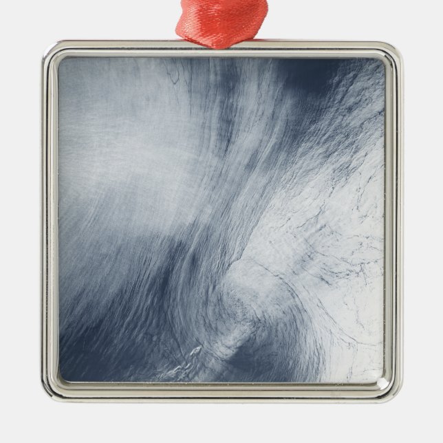 Ornamento De Metal Uma nuvem gigante de redemoinho que se espalha sob (Frente)