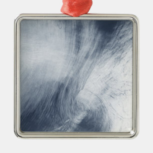 Ornamento De Metal Uma nuvem gigante do redemoinho roda acima do mar