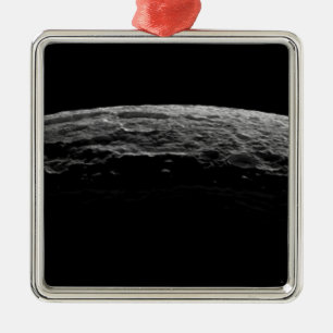 Ornamento De Metal Uma paisagem irreal da lua de Saturno