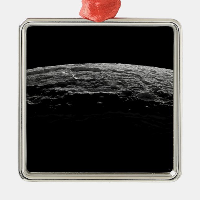 Ornamento De Metal Uma paisagem irreal da lua de Saturno (Frente)