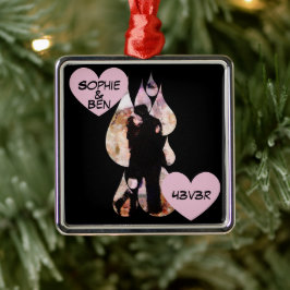 Ornamento De Metal Under Umbrella: Romantic Couple Kissing in Rain