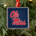 Ornamento De Metal Universidade do Mississippi | Script Ole Miss<br><div class="desc">Vejam esses designs da Universidade do Mississippi! Pegue a última engrenagem do Mississippi Rebels aqui. Todos esses produtos Zazzle são personalizáveis com seu ano de aula,  nome e clube. Esses produtos fazem presentes perfeitos para o estudante da Universidade de Ole Miss,  alunos,  família,  amigo ou fã em sua vida.</div>