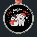 Ornamento De Metal Urso Polar Eu sou a Cerâmica Snowman Cute Snowman<br><div class="desc">Urso polar bonito com boneco de neve. Eu sou bonitinho na neve - um trocadilho de neve para o inverno e o Natal. Uma saudação de Natal na época fria para os feriados. Urso polar de Natal com boneco de neve.</div>