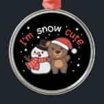 Ornamento De Metal Urso Sou Snow Cute Snowman Snowman Pun Cerâmica Or<br><div class="desc">Urso bonito com boneco de neve. Eu sou bonitinho na neve - um trocadilho de neve para inverno e Natal. Uma saudação de Natal na época fria para os feriados. Urso de Natal com boneco de neve.</div>