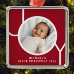 Ornamento De Metal Vermelho da primeira foto de Natal do Baby Boy per<br><div class="desc">O Primeiro Ornamento Fotográfico de Natal deste na moda Baby Boy é decorado com a palavra JOY em um fundo vermelho de marrom. Facilmente personalizável com sua foto,  nome e ano.</div>