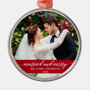 Ornamento De Metal Vermelho de Caligrafia Casado e Feliz