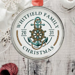 Ornamento De Metal Viagem a Barcos Náuticos de Férias Personalizadas<br><div class="desc">Tema náutico bonito,  moderno e personalizado com âncora,  roda de barco e corda com tipografia moderna Adicione seu nome de família e o ano de sua viagem ou nome de equipe para fazer disso uma roupa de família ou de equipe clicando no botão "Personalizar" acima</div>