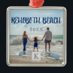 Ornamento De Metal Viagem Souvenir da Família Rehoboth Beach Monogram<br><div class="desc">Praias Rehoboth, personalizadas e monogramas, ornamento de árvores de Natal de metal quadrado premium em Delaware, em suvenir, com data de ano personalizável e uma cena ensolarada de uma família feliz que desfruta do belo sol-médio, surf e areia-do-Atlântico. Como o texto do script neste ornamento é totalmente personalizável, você pode...</div>