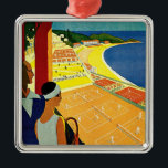 Ornamento De Metal Viagens vintage, Tênis, Esportes, Monte Carlo Môna<br><div class="desc">Ilustração vinda do poster de viagens europeu ou etiqueta de bagagem de Monte Carlo, no Mônaco, com um casal segurando raquetes de tênis e assistindo a um torneio de tênis, perto da praia, e ao belo mar azul-mediterrânico. Amor e romance nos tribunais tênis. Monte Carlo é mais famoso pelo seu...</div>