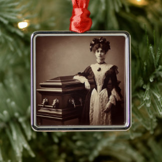 Ornamento De Metal Vintage Victorian Woman com Coffin