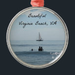 Ornamento De Metal Virginia Beach, Virginia<br><div class="desc">Águas azuis e céu,  com pessoas em primeiro plano e um veleiro em segundo plano. A mensagem diz: "Bela praia da Virgínia,  Virgínia",  lembrança Excelente das suas férias na praia!</div>
