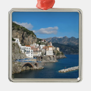 Ornamento De Metal Vista distante de Atrani na costa de Amalfi