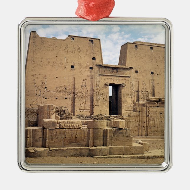 Ornamento De Metal Vista do primeiro pilão do templo de Horus (Frente)