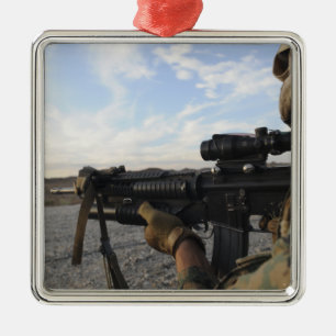 Ornamento De Metal Vistas de um soldado dentro a atear fogo em um