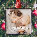 Ornamento De Metal Vovó Foto Feriado de Natal Simples Chic Moderno<br><div class="desc">Design é composto por tipografia quic moderna com sans serif e serif font. Adicione uma foto personalizada de vovó e ano.</div>