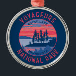 Ornamento De Metal Voyageurs National Park Rainy Lake Art, em desgost<br><div class="desc">Voyageurs vetor trabalho de arte design. O parque cobrir uma vasta área e é conhecido pelas suas florestas,  cursos de água e enormes lagos Rainy,  Kabetogama e Namakan.</div>