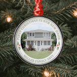 Ornamento De Metal Watercolor Holly New Home First Xmas House Foto<br><div class="desc">Celebre a alegria de seu novo lugar com uma foto personalizada "Primeiro Natal em nossa Nova Casa", cor d'água, enfeite, ornamento de metal redondo. Palavras e imagens neste modelo são simples de personalizar. (DICAS DE IMAGEM e DESIGN DE TEXTO: 1) Para ajustar a posição do texto, adicione espaços no início...</div>