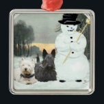 Ornamento De Metal Westie & Scottie Construa um Snowman<br><div class="desc">Sim,  eles construíram eles mesmos! Este Westie e Scottie estão passando um feliz dia de inverno juntos! Você tem um Westie e Scottie,  nós temos! Estas designs são criadas do meu trabalho artístico original e estão disponíveis em roupas,  novidade e presentes! Aproveite!</div>