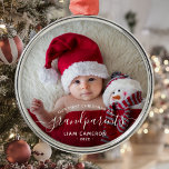 Ornamento De Metal White Script de Foto de Natal dos Avós<br><div class="desc">Ajudem-nos a celebrar o seu primeiro neto com este belo ornamento moderno do keepsasawn. O texto branco lê "Nosso primeiro Natal como avós", com a palavra "avós" em elegante manuscrito com flores antes e depois. Substitua facilmente a imagem de amostra pela sua foto favorita do novo bebê, e adicione o...</div>