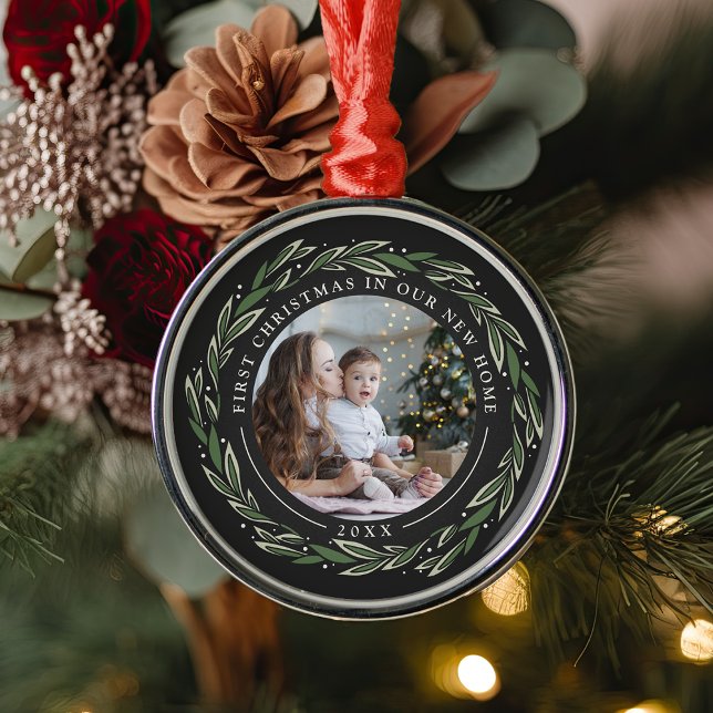 Ornamento De Metal Wreath de inverno | Primeiro Natal em Nossa Nova C (Criador carregado)