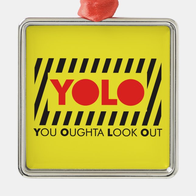 Ornamento De Metal YOLO com cuidado vermelho (Frente)