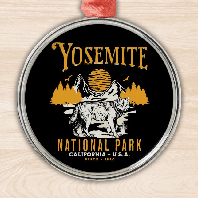 Ornamento De Metal Yosemite Woodland Scenery with Retro Wolf (Criador carregado)