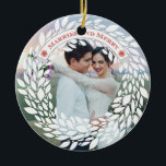 Ornamento de Natal Casado e Feliz<br><div class="desc">Este adorno elegante é perfeito para um casal celebrando seu primeiro Natal casado. Ele apresenta uma coroa ao redor da borda e as palavras "Casado e Feliz" em um quadro curvo no fundo. Adicione uma foto do casal feliz. As costas guardam os nomes e a data do casamento.</div>