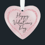 Ornamento Dia de os namorados de Script Romântico com Brilho<br><div class="desc">Este ornamento personalizado apresenta um design de coração robusto e macio. O plano de fundo é um padrão de folha cor-de-rosa para bebês com um quadro cardíaco cor-de-rosa brilhante que borda o texto. Uma saudação de "Feliz dia de os namorados" é impressa no centro em uma fonte elegante de script....</div>