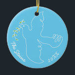 Ornamento do Círculo Chanukah Dove<br><div class="desc">Ornamento do Círculo Chanukah Dove. (2 lado) Personalizar apagando o texto na parte frontal e traseira do ornamento. Depois, usando a cor, o tamanho e o estilo da fonte favorita, digite suas próprias palavras. Obrigados para parar e comprar. Muito apreciado! Feliz Chanukah/Hanukkah! Traga muito mais alegria de férias para sua...</div>